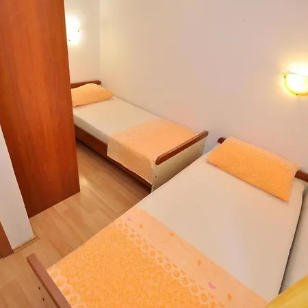 Family Friendly Seaside Slatine, Ciovo - 23108 아파트 슬라티네