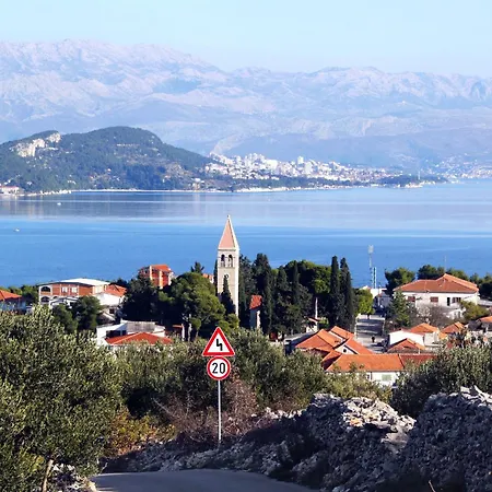 Family Friendly Seaside Slatine, Ciovo - 23108 아파트 *