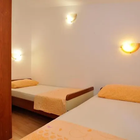 Family Friendly Seaside Slatine, Ciovo - 23108 아파트 *