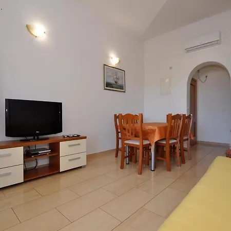 Family Friendly Seaside Slatine, Ciovo - 23108 슬라티네