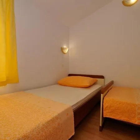 Family Friendly Seaside Slatine, Ciovo - 23108 아파트 *