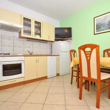 Family Friendly Seaside Slatine, Ciovo - 23108 아파트 *